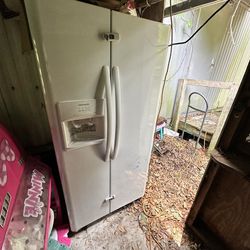 Side By Side Frigidaire Refrigerator Freezer Water And Ice Maker