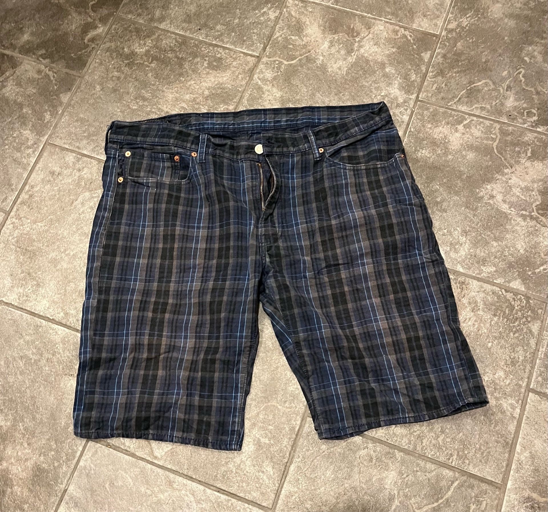 Men’s Shorts Size 40, Very Nice Plaid 504 Regular Fit Levi’s Strauss. In Very Good Condition, 100% Cotton.