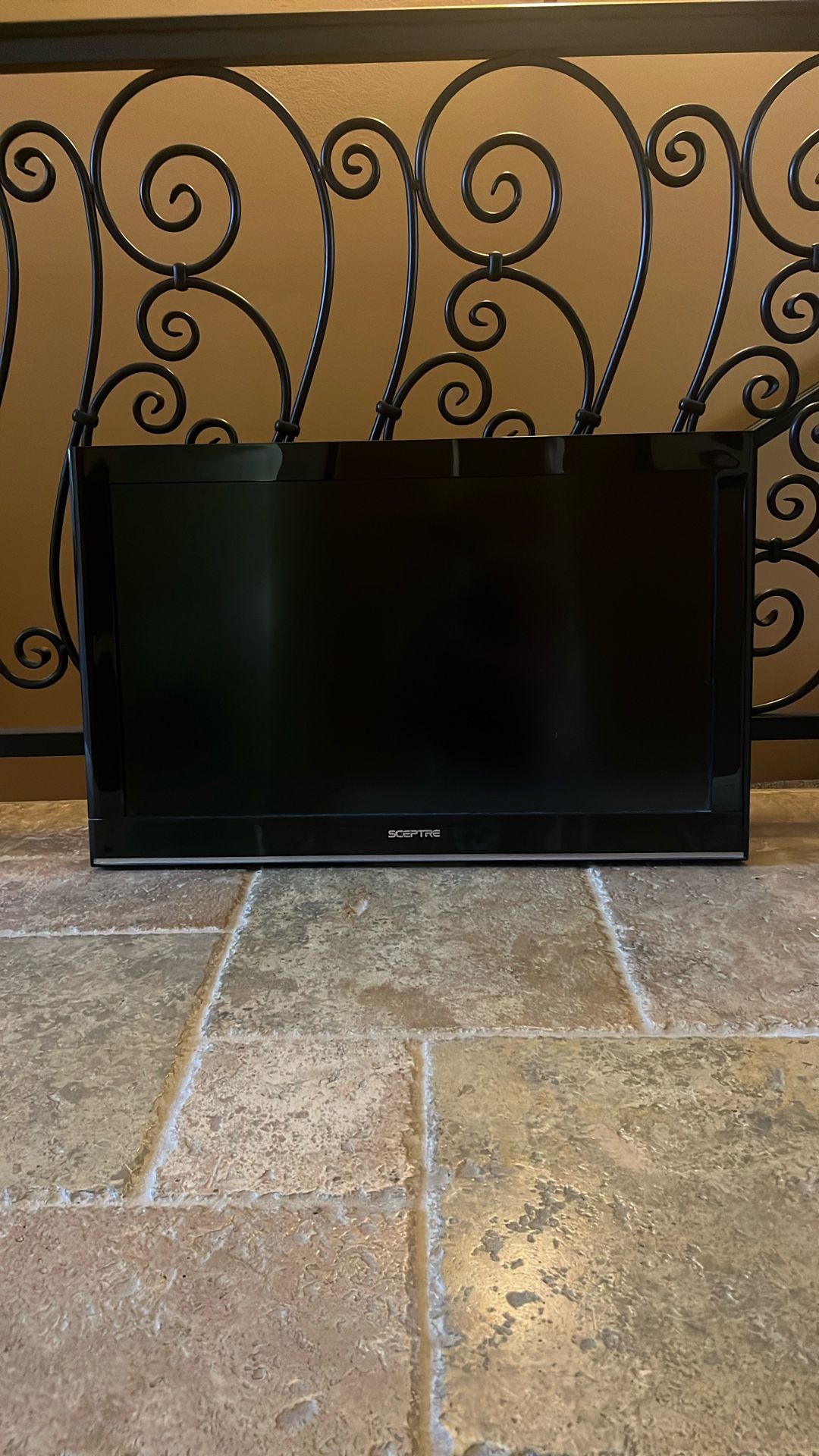 31” Sceptre TV With Wall Mount