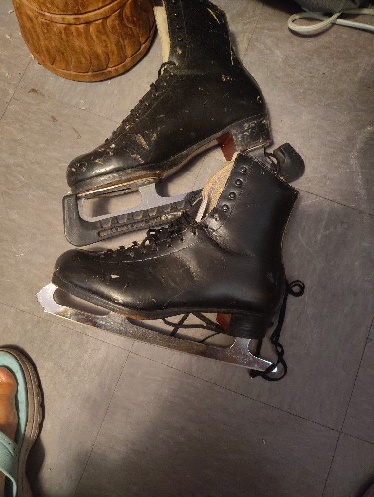 Pre-owned, Men's Size 9 Ice Skates $15 Cash Firm