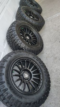 Tengo cuatro rines nuevos seis birlos Rin 18 llantas todo terreno lt 27565 r18 95% de vida las llantas los rines tan nuevos