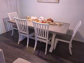 Rooms To Go Hilton Head 6-Piece Dining Set (1 Table, 4 Chairs & 1 Bench)