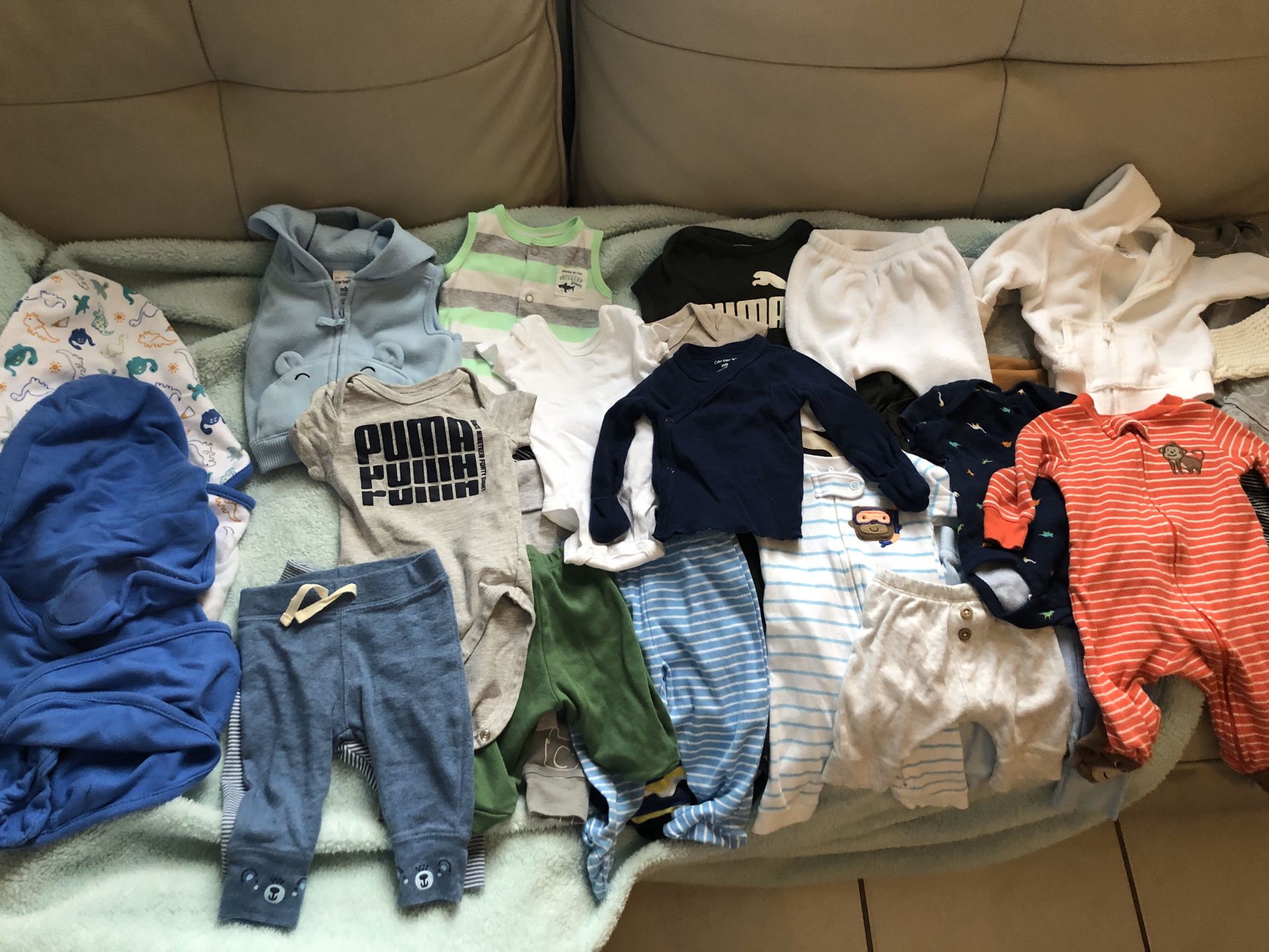 Brand new and barely used newborn baby clothes 0 to3 months ,No stains 40 pieces