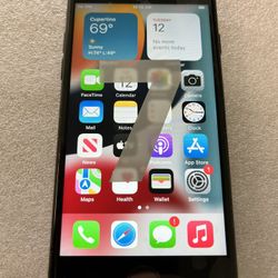 iPhone 7 factory unlocked to any carriers 32 GB good condition