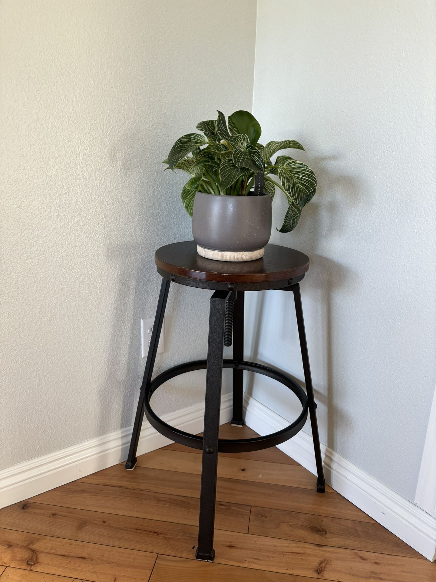 Adjustable Swivel Stool