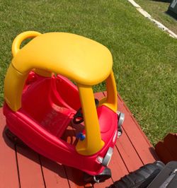 Little likes car