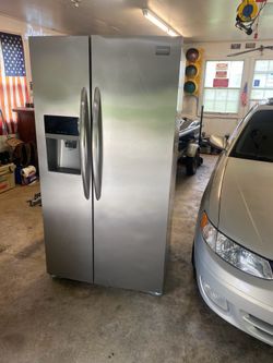 Like new Frigidaire refrigerator