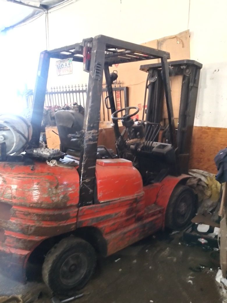 Toyota forklift 6 series 7000 lb lift capacity 3 stage with side shift.will need transmission work