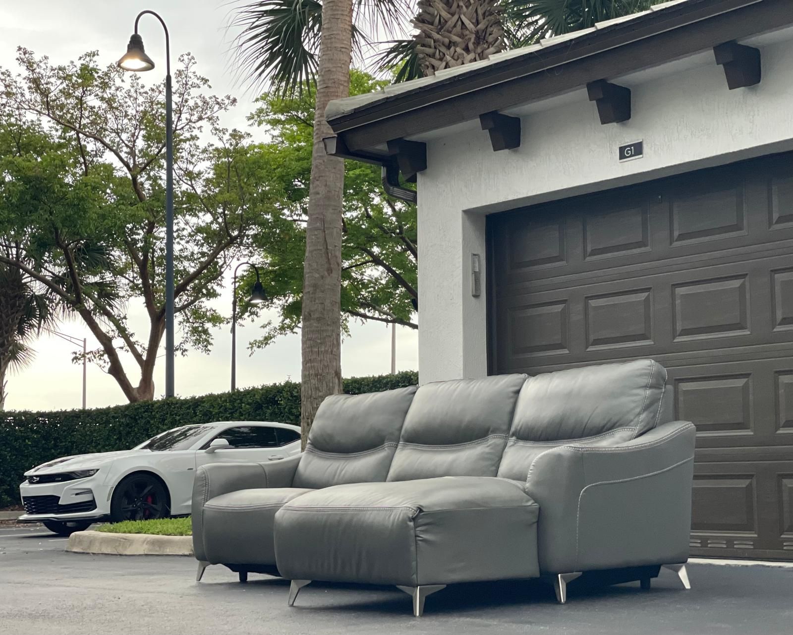 Couch/Sofa Sectional - LIKE NEW - Leather - Delivery Available 🚛