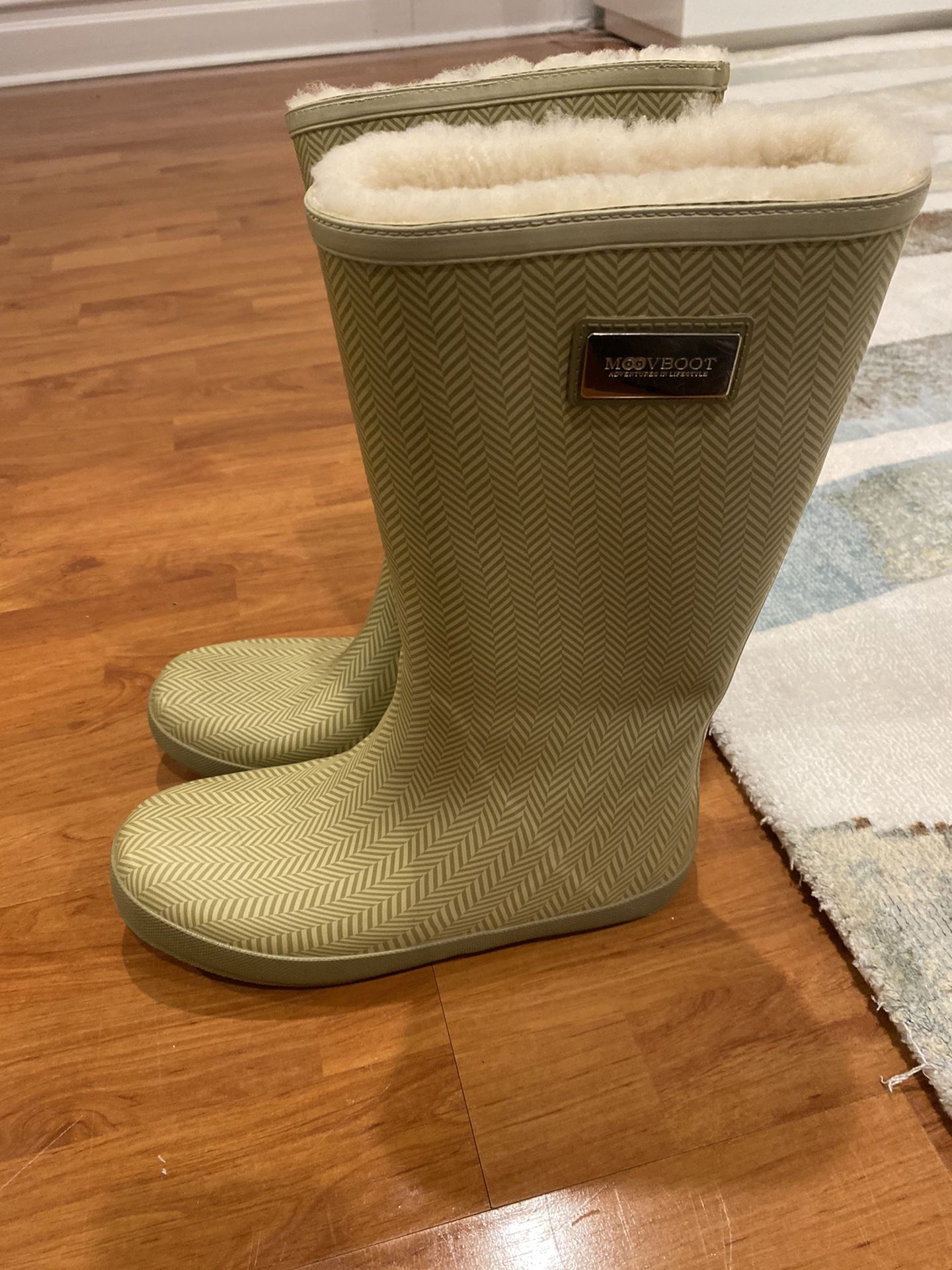 Moovboot Sheepskin Rubber Boots Waterproof Snow All Weather Boots Size 9. Condition is "Pre-owned". The Moovboot promise to keep your feet dry and s