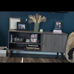 TV stand/ Entertainment Center 