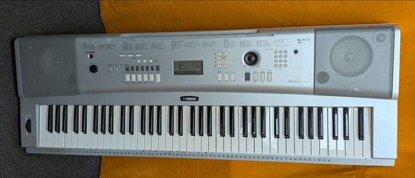 Yamaha DGX-220 Keyboard