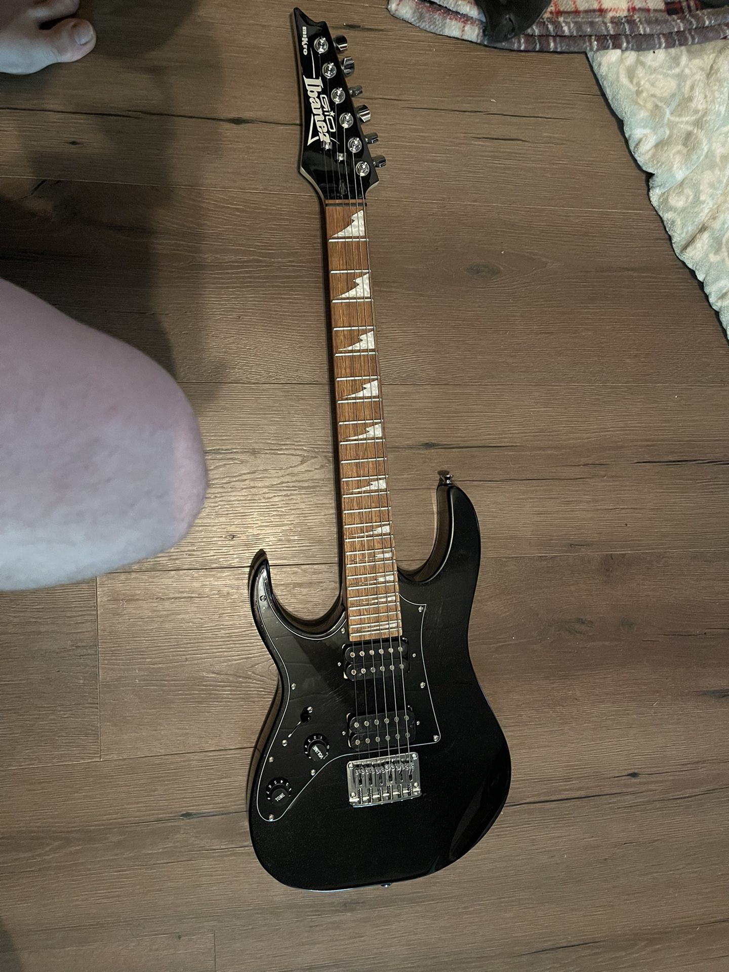 Electric Guitar IBANEZ (LEFTY) - 100$ BRAND NEW NEVER USED