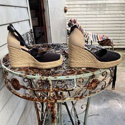 Women’s wedge shoe straps up the leg