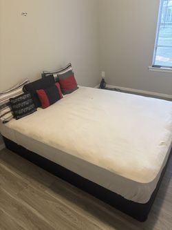 QUEEN BED MATTRESS/Boxspring