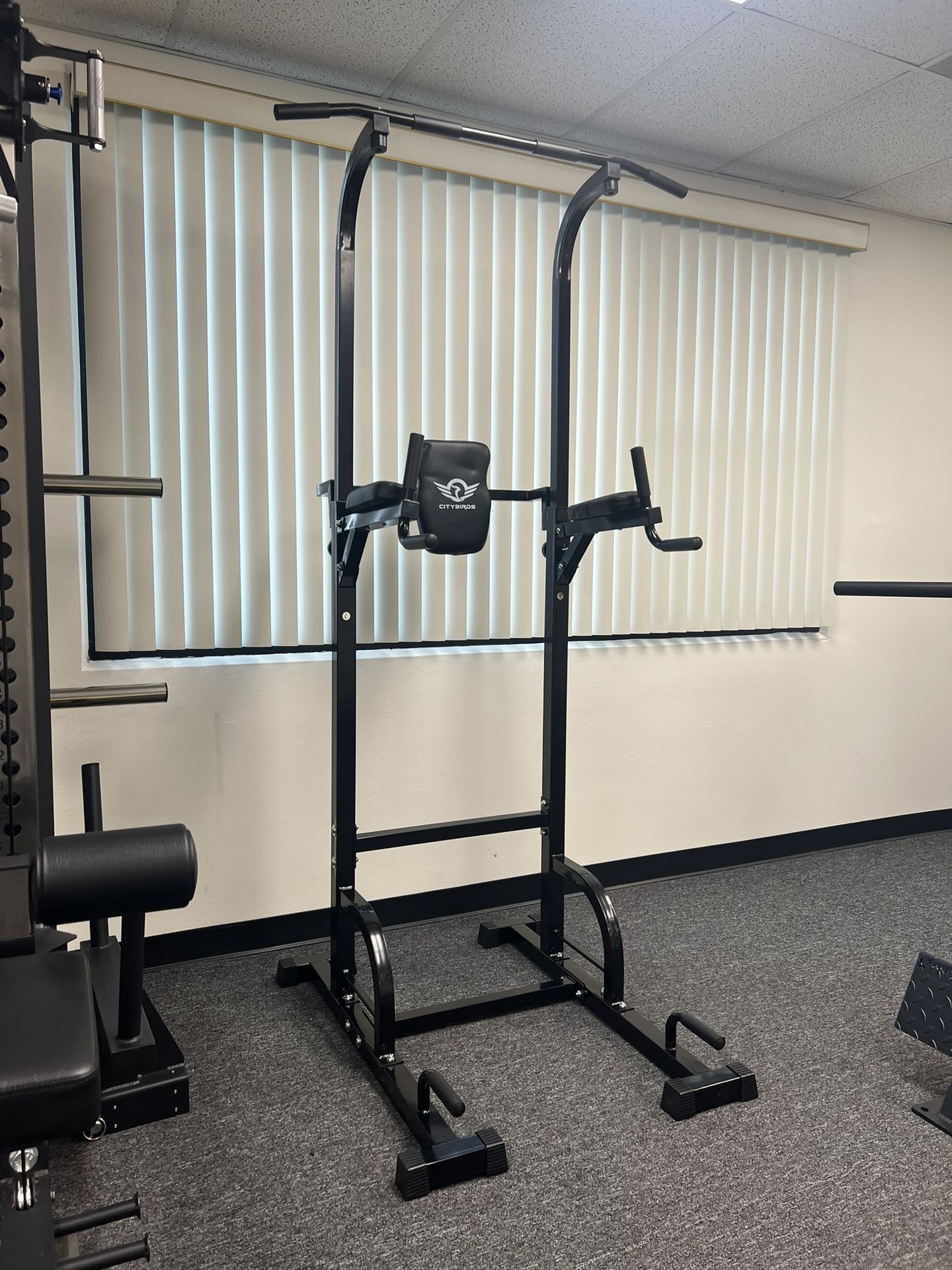 ( BRAND NEW IN BOX) Power Tower Pull Up Bar, Dip Station, Push Up Station Machine - Click On My Profile For More Gym Equipment!