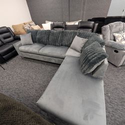 Chriz Modren Sectional w Pillows