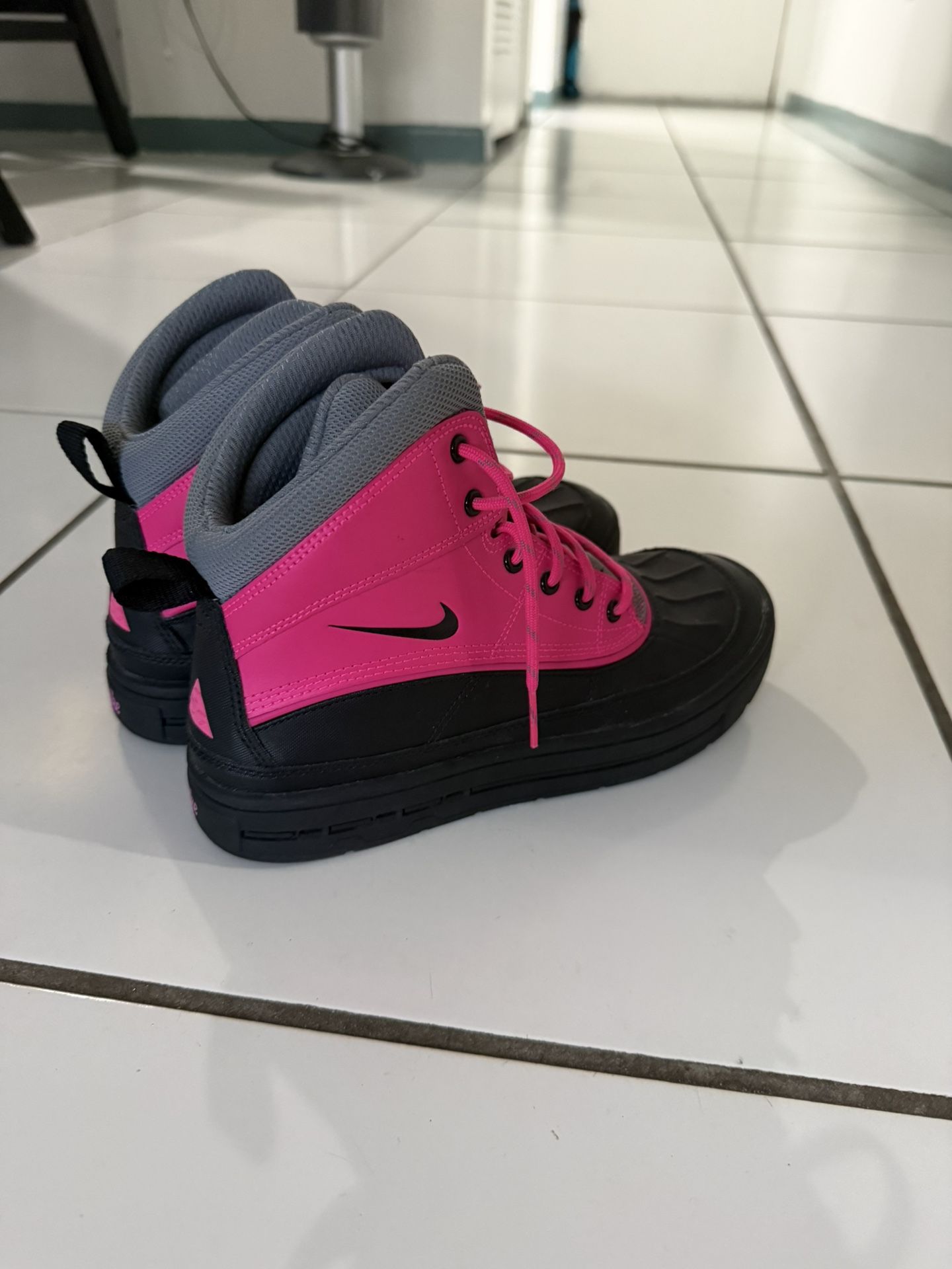 Nike Woodside 2 High AGC Boots Pink & Black Colorway- SIZE 5Y