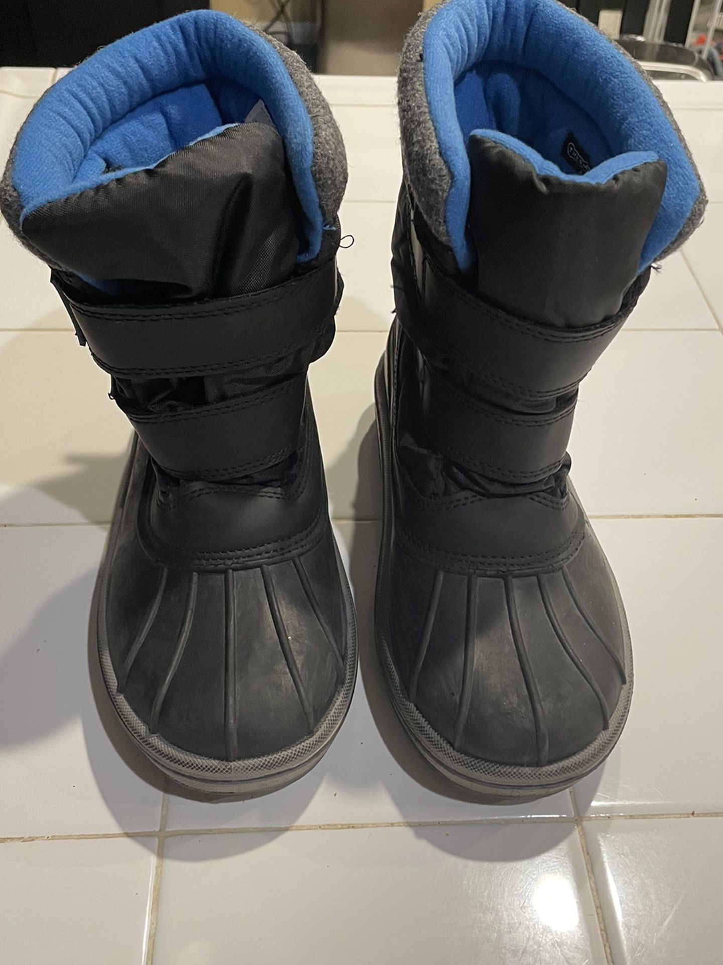 Weatherproof Snow Boots Shoes (size 4 Kids / Size 5 Women)