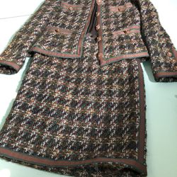Chanel 2 piece tweed costume Size: 4 Small