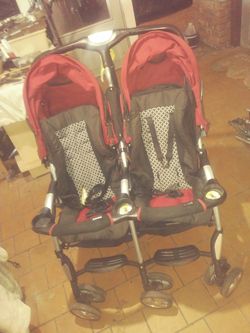 Tandem stroller with retractable sunshades