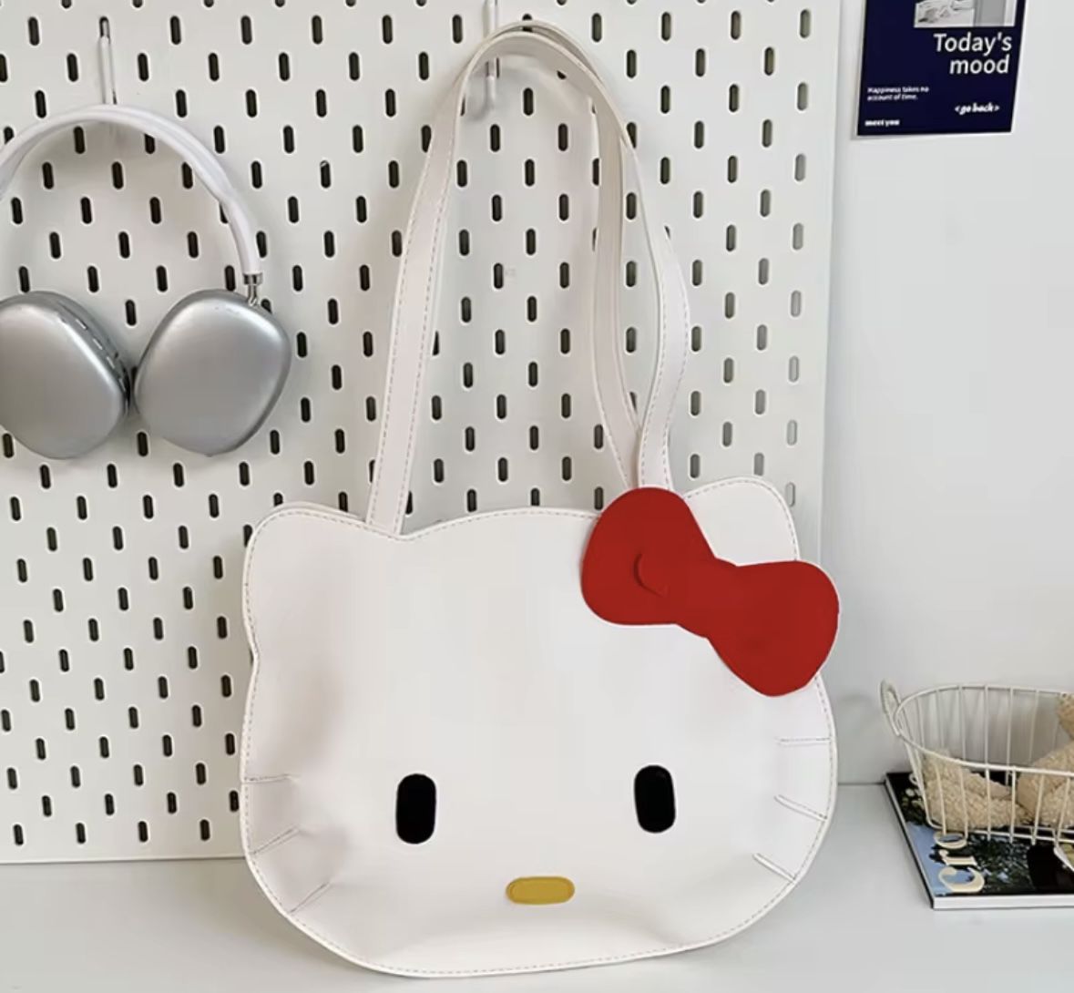 Hello Kitty White Leather Purse!