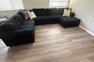 Black sectional couch/sofa