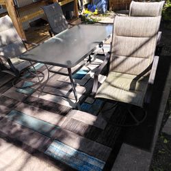 Slightly Used Patio Set 4 Chairs