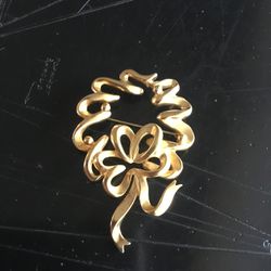 Gold Tone Ribbon Looking Wreath Shaped Brooch Pin