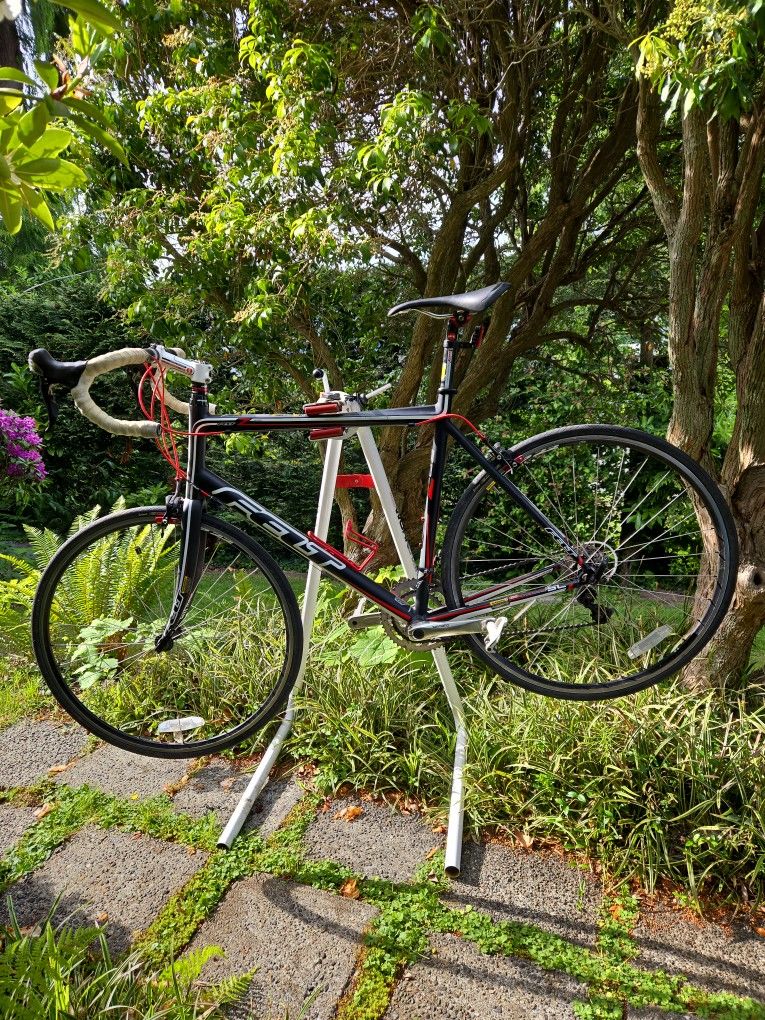 61cm FELT Z85 Road Bike.