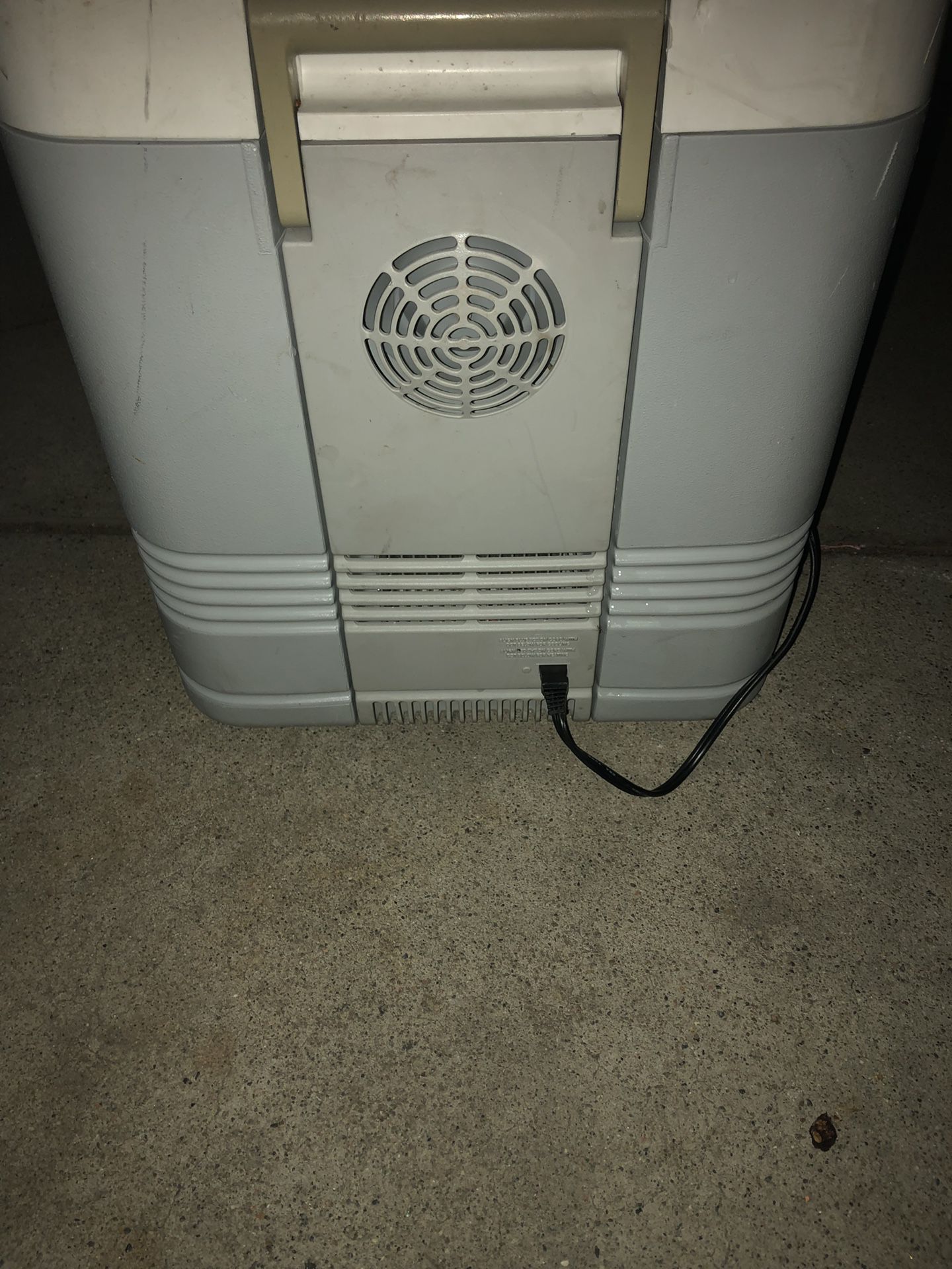 Igloo cooler with car plug