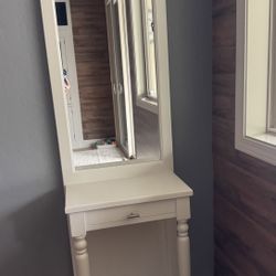 Broyhill Entry Furniture with Mirror