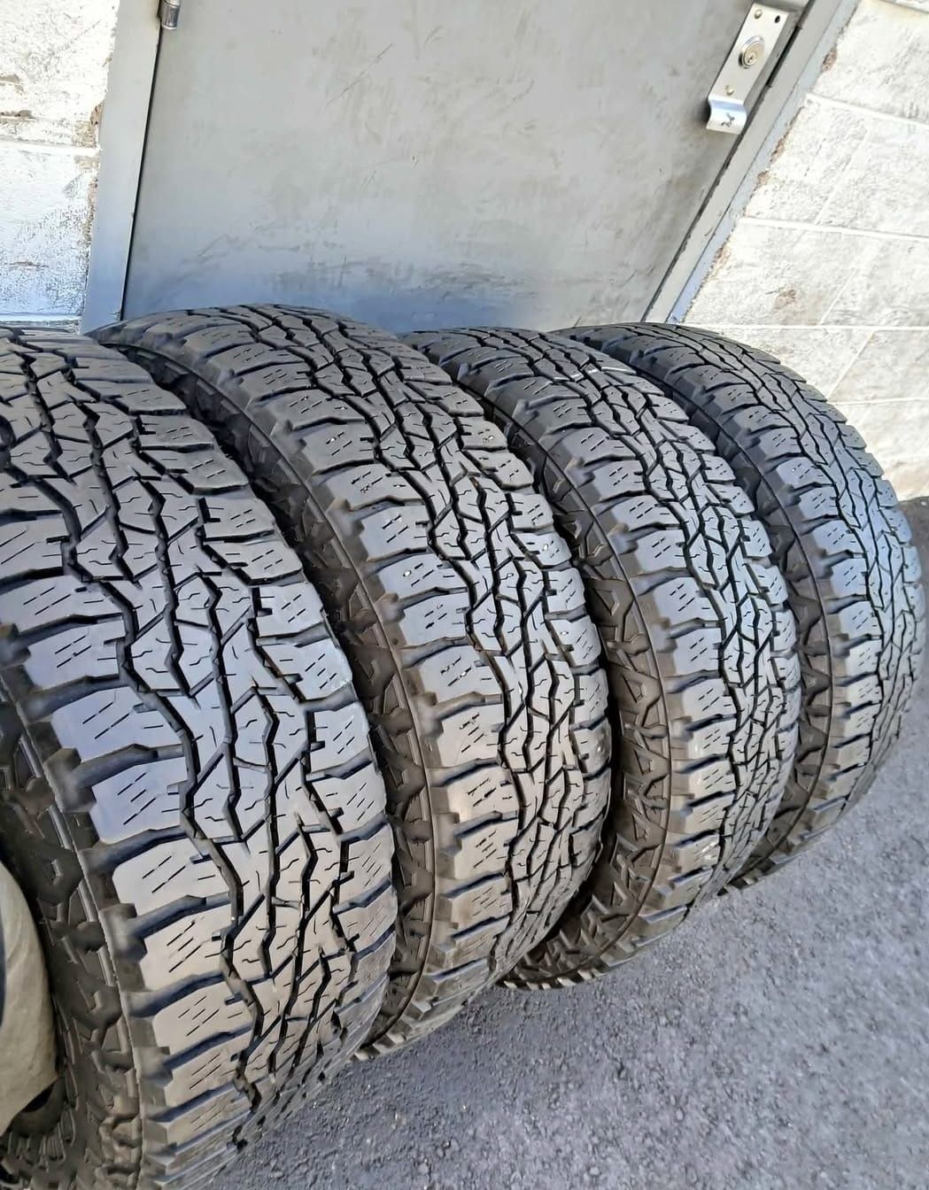 285 70 17 Vendo Un Seth De Llantas De La Marca Goodyear