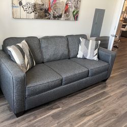 soft, comfy pull out sofa - like new