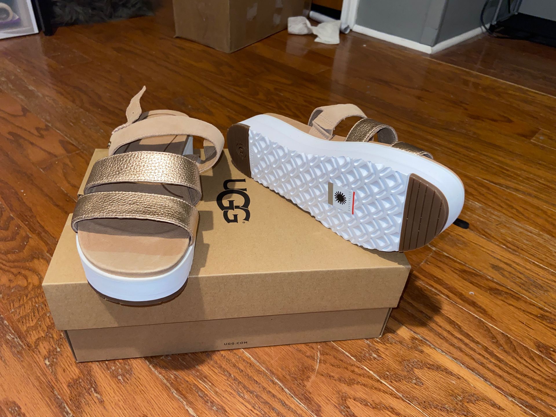 Uggs platforms women’s size 9