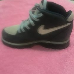UNISEX SIZE 7.5 UNIQUE AQUA & LITE BLUE SUEDE NIKE BOOTS