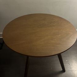 Round dining table