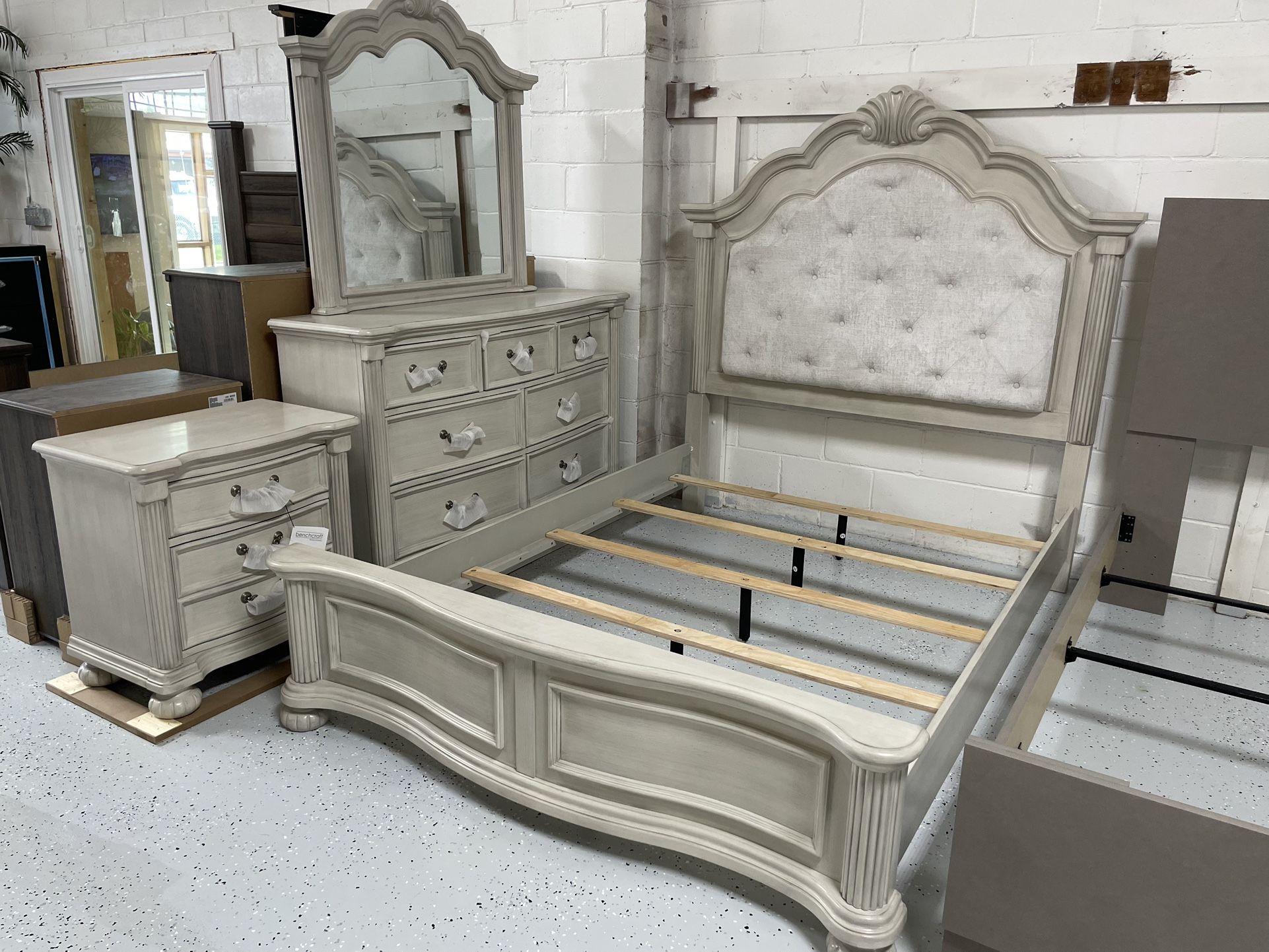 NEW BEDROOM SET QUEEN SIZE BED DRESSERS MIRROR NIGHTSTANDS