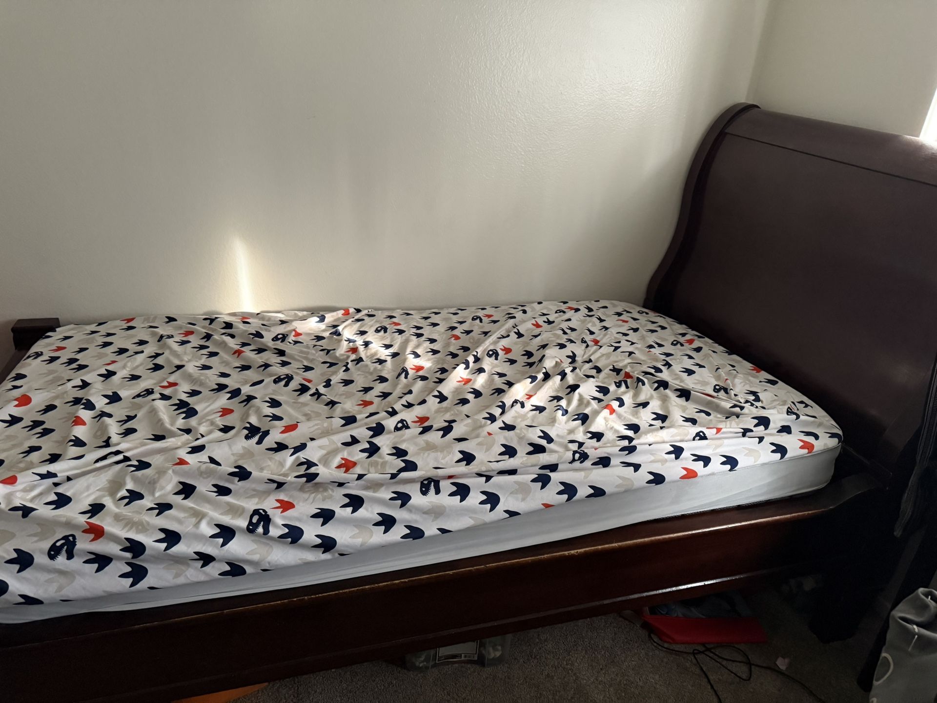 Twin Sleigh bed (FREE)