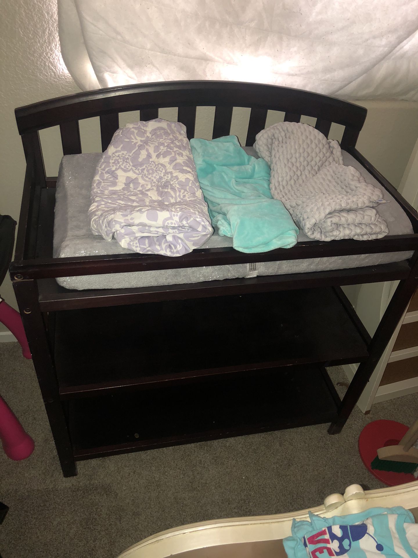Changing table with changing pad and 4 covers