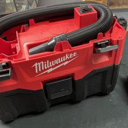 Milwaukee 18V 2 Gallon Wet/Dry Vacuum w/6Ah Battery Only