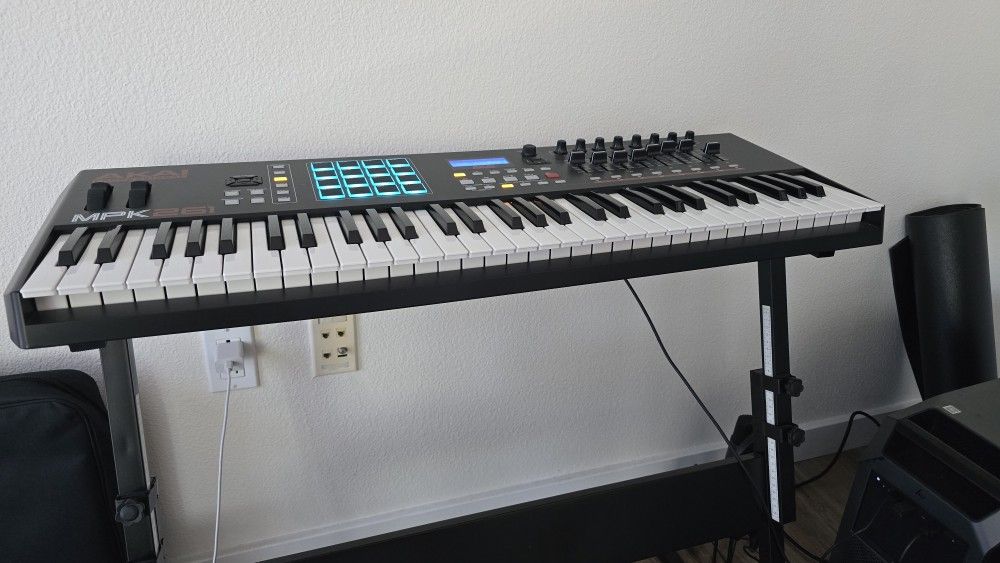 Akai MPK261 MIDI Keyboard + Stand