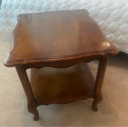Ethan Allen end table with shelf