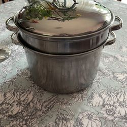 Steamer Pot With 2 Inserts In Like New, Excellent Condition