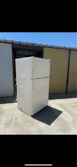 White Top-Freezer Refrigerator