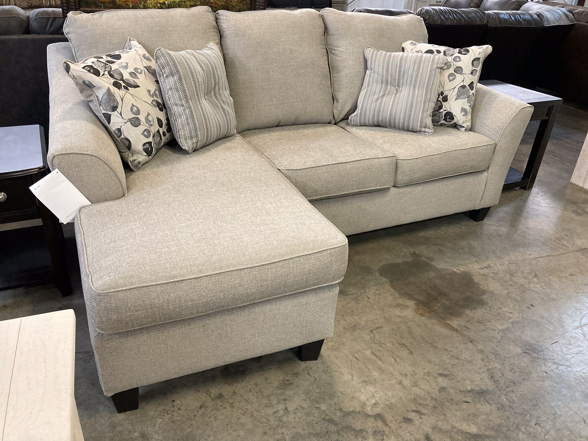💥 New Sofa Chaise Includes Accent Pillows❗️