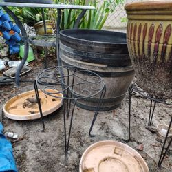 For Yard 9 pots, 2 plant stands , aluminum outdoor table $150 Located Mount Dora Fla 32757