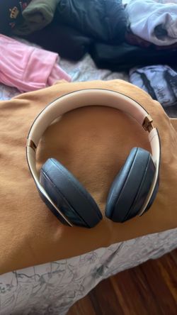 Beats - Studio Pro - Wireless Noise Cancelling Over-the-Ear Headphones - Black/Gold