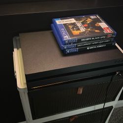 PS4 Pro W/ Controller Headset & 3games (BUNDLE)