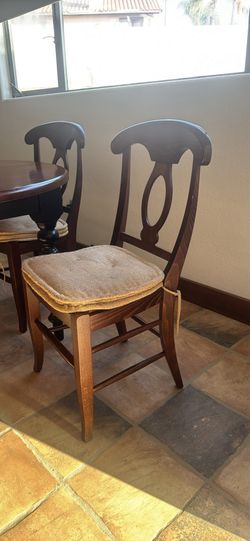 Extendable round Wood Dining Table with 4 Rush Seat Chairs